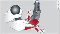 Removable towing bracket: Setting the spring mechanism to the 'ready' position